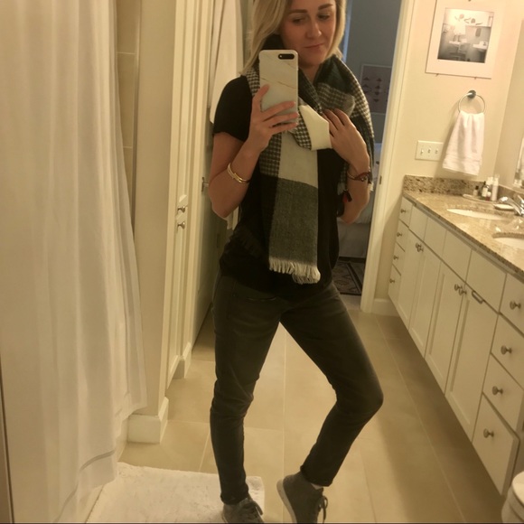 Meet your Posher, Lindsey Lichty - Picture 6 of 14